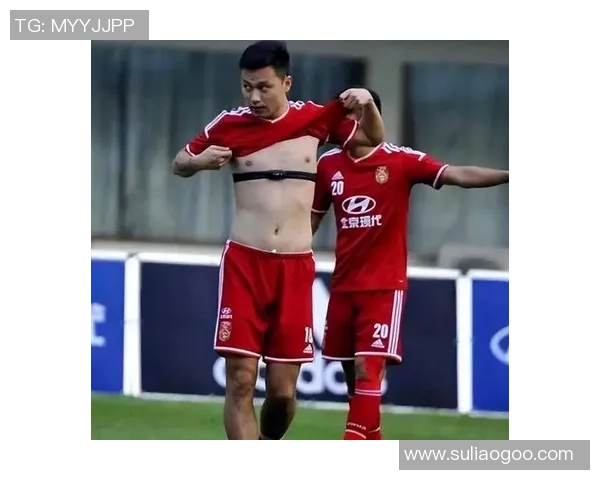 大足球明星展现肌肉魅力与运动精神的完美结合