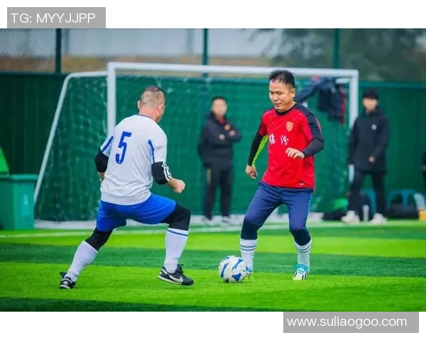 足球明星现场真实瞬间捕捉展现他们的风采与激情